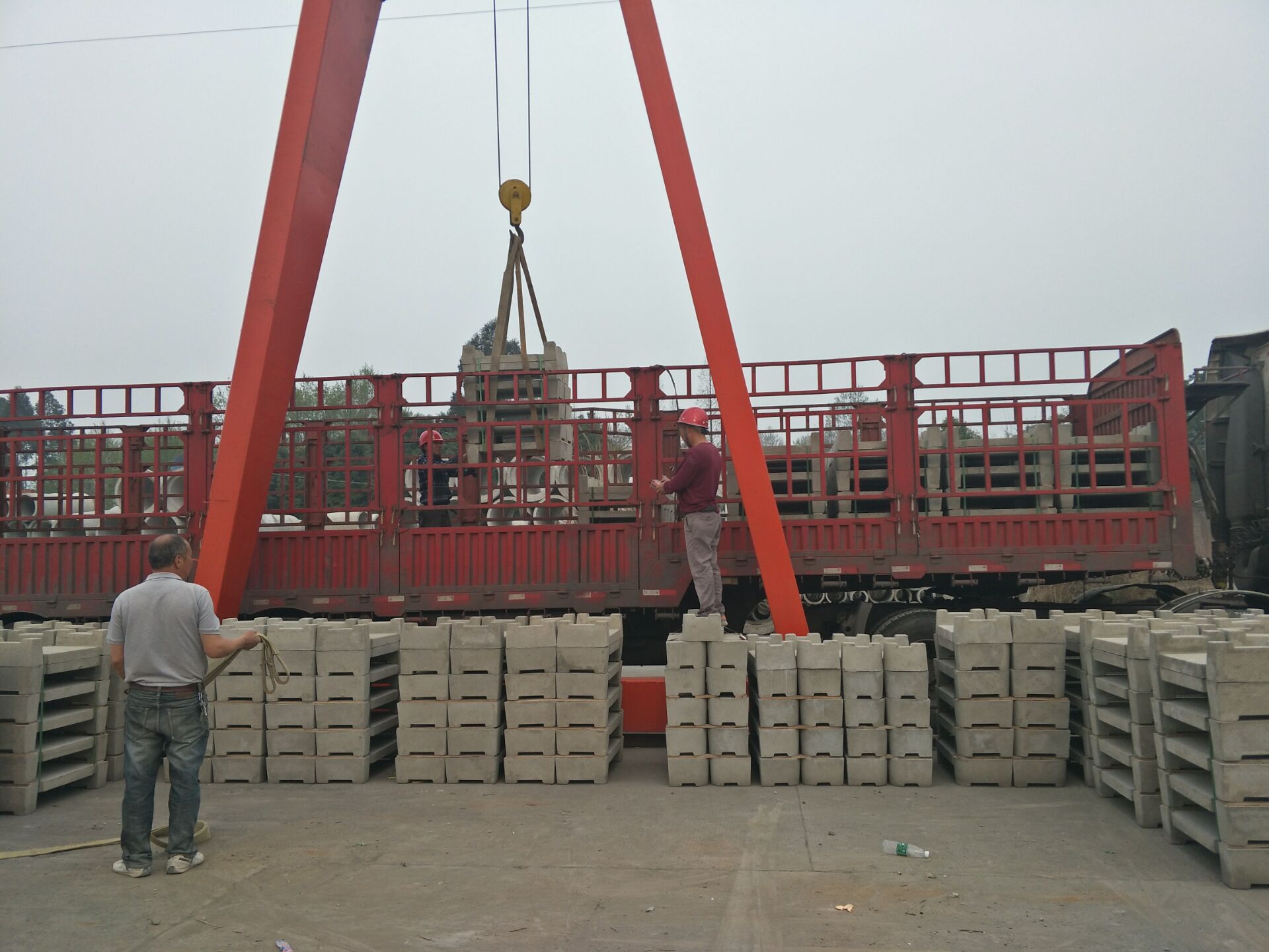 成都会群水泥制品厂供应郑州地铁5号线轨枕盖板装车发货