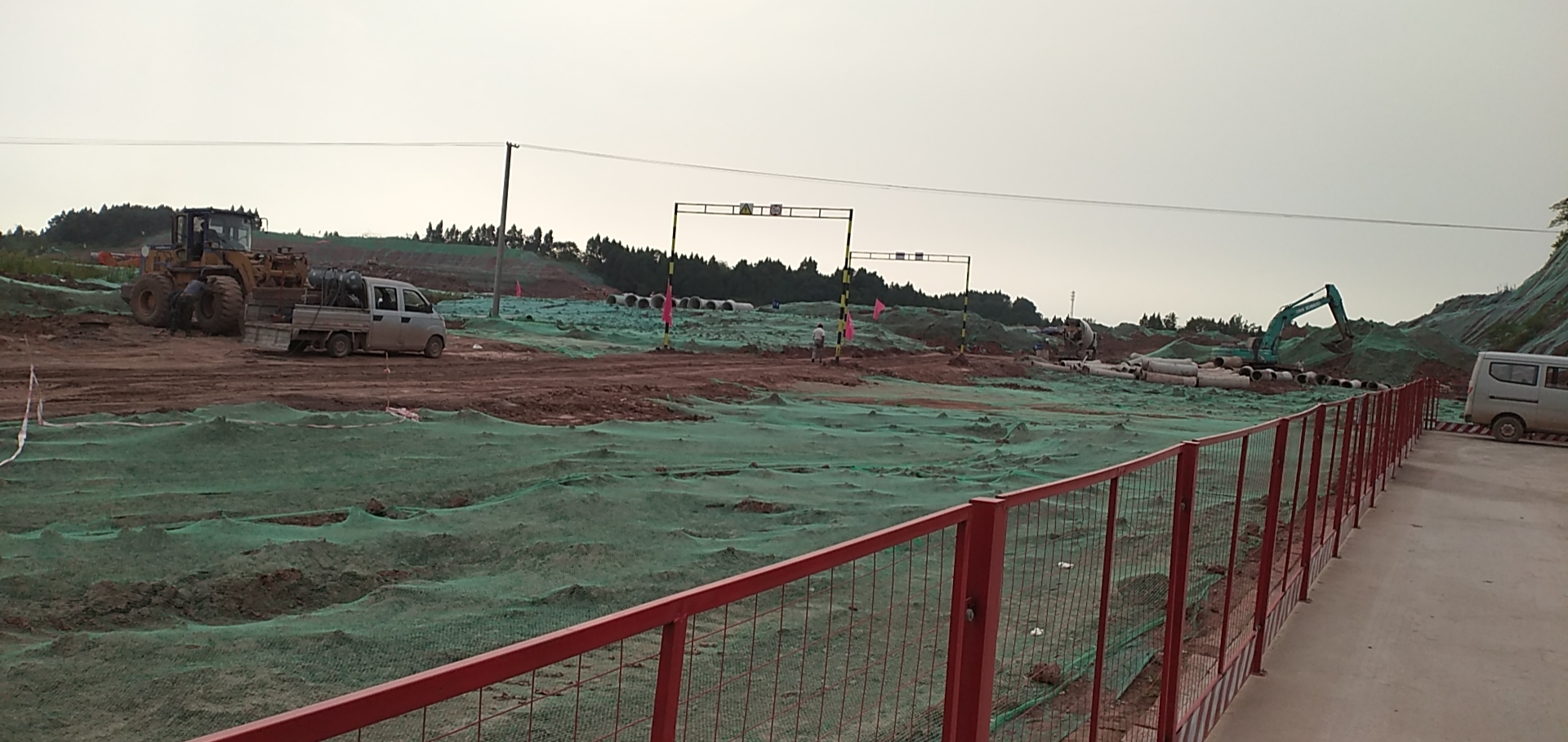 成都会群水泥制品厂参与成都天府国际机场石板凳镇高河安置房项目建设